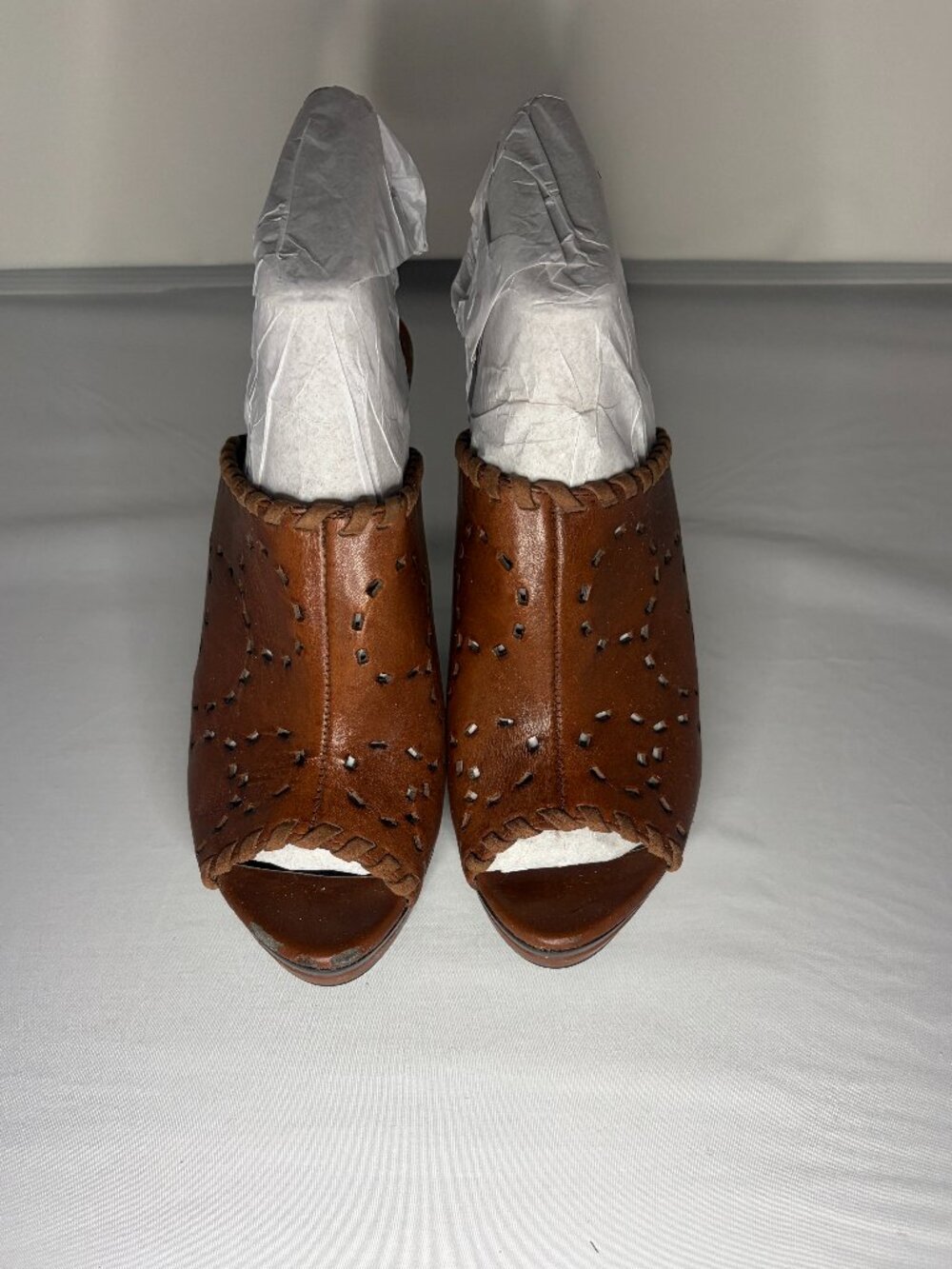 🌹 Carlos Santana British Tan Perforated Platform Suede Trim Mules - 7.5 🌹